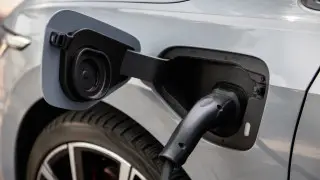 Ученые выяснили, что токсичнее: электромобили или гибриды