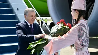 Президент Узбекистана Мирзиеев прилетел в Астану