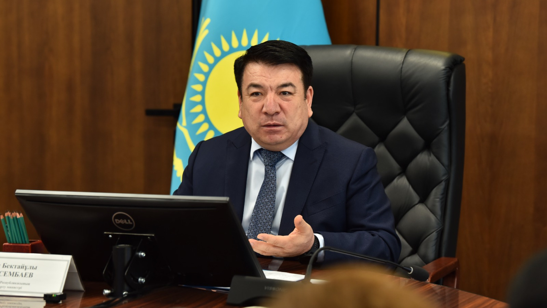 “Я позвонил, запретил увольнять“. Министр просвещения заступился за директора школы