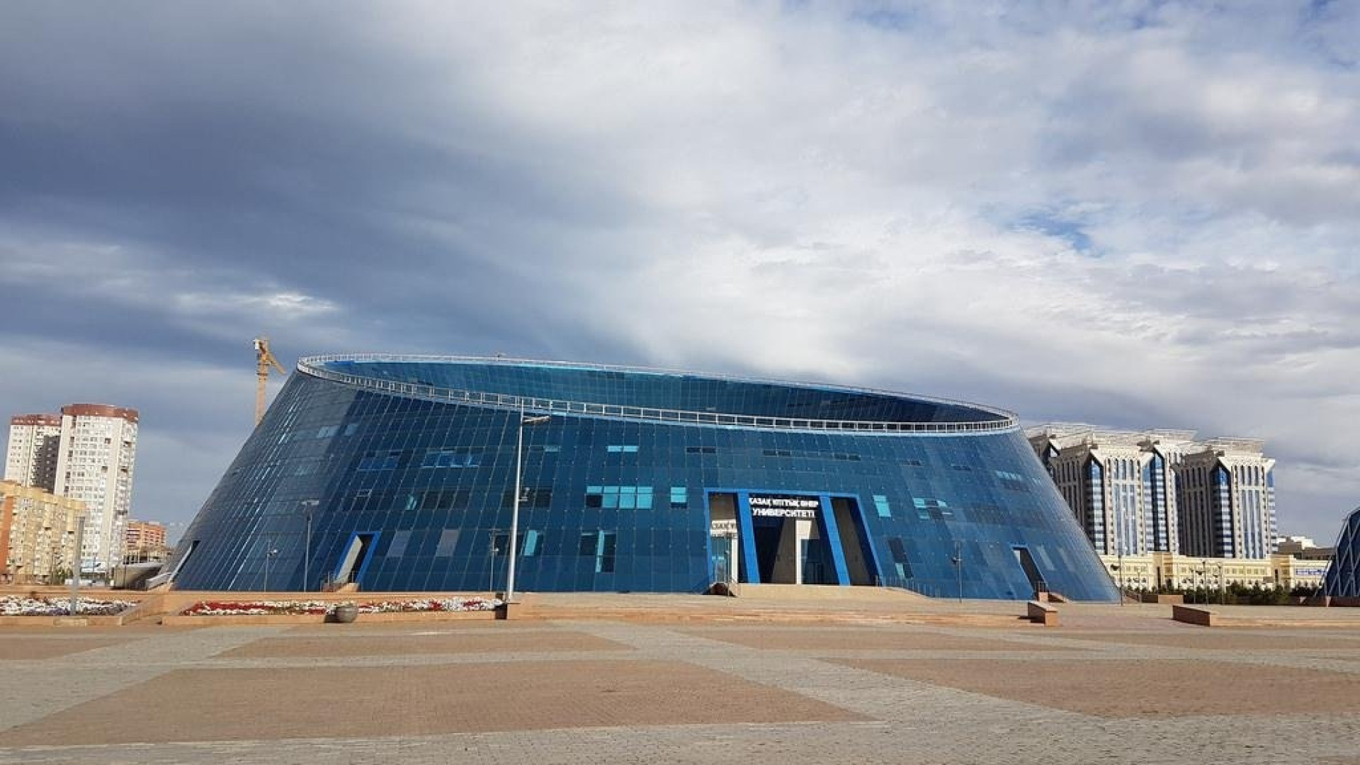 “Неразумно и нечестно“: студенты казахстанского вуза возмущены ростом цен на обучение