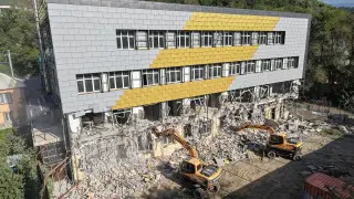 Многоэтажку сносят в предгорье Алматы