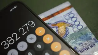 Аналитик объяснил, почему тенге слабеет на фоне роста цен на нефть