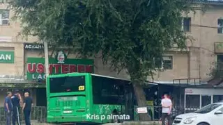 В Алматы автобус протаранил легковушку и врезался в дом