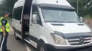 В Алматы пьяный водитель микроавтобуса вез детей в загородный лагерь