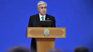 Токаев поздравил полицейских и госслужащих