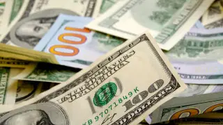 Доллар подешевел на 4 тенге
