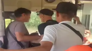 Пассажир ударил водителя автобуса во время движения в Семее