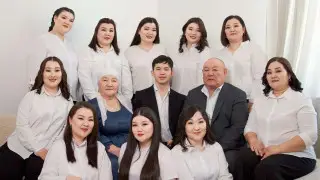 “Его руки трудились для нас“: 10 дочерей красиво отблагодарили отца в Мангистау