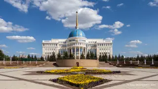 Токаев подписал закон: изменены правила для долевого строительства, инватакси и автодорог