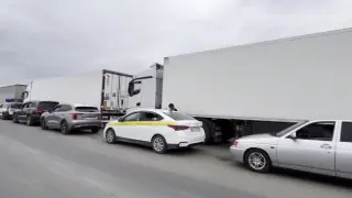 Гигантская пробка на границе с Россией: водителям помогают спасатели