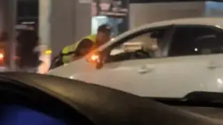 Казахстанка “прокатила“ полицейского на капоте в аэропорту Алматы