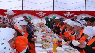 Юрты, спорт и угощения: как прошел необычный субботник в Актау