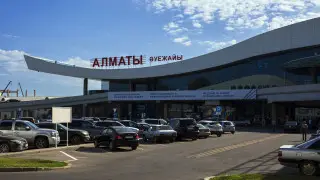 В аэропорту Алматы на ребенка упал осколок стеклянной перегородки