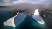 Гигантский айсберг вплотную приблизился к поселку в Гренландии