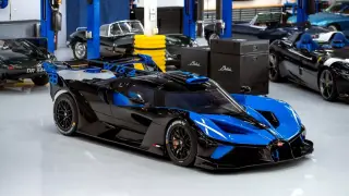 Первый серийный болид Bugatti выставят на аукцион