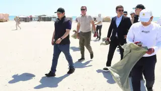 Аким Мангистауской области вышел на уборку побережья Каспия