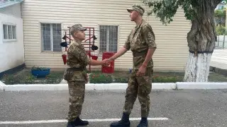 Гигант в строю: в Казахстане служит солдат ростом более 2 метров