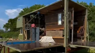 Британец превратил старый ржавый грузовик в стильный бар на колесах