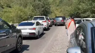 Километровые пробки на въезде в Алмарасан: что происходит