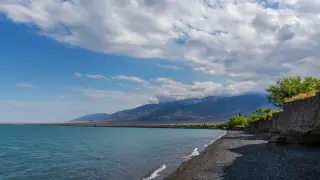 Шестилетнего ребенка унесло ветром в надувном шаре на Алаколе