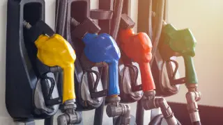 Сотый бензин: что это и стоит ли заливать его в обычное авто