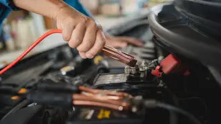 Нужно ли отключать аккумулятор, если авто долго стоит: мнение эксперта