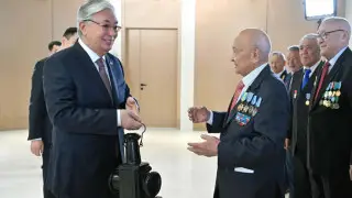 Токаев наградил ветерана-железнодорожника