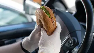 Можно ли есть за рулем и будет ли за это штраф