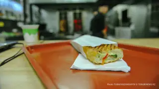 Три ребёнка и взрослый отравились донерами на стадионе в СКО