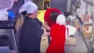 Драка за прилавком в донерной Астаны попала на видео