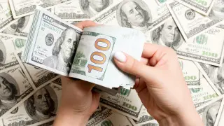 Казахстанцев “перестали интересовать“ доллары - аналитики