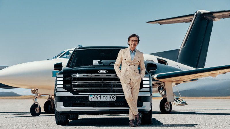 Абсолютно новый Palisade и амбассадор Hyundai народный артист Казахстана Жан Байжанбаев. Фото: Astana Motors