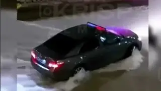 Toyota без номеров проехала по реке Есентай в Алматы