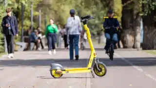 Самокатчиков в Алматы попытались “напугать“ ответственностью