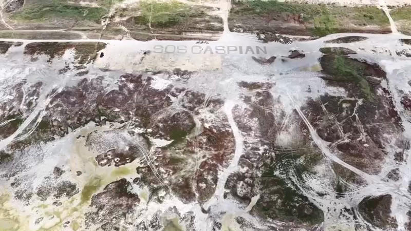 Надпись SOS Caspian на том месте в Актау, где раньше было море. Видео Save the Caspian Sea