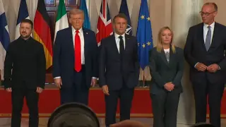 Макрон нарушил протокол на фото с Трампом и Зеленским в Белом доме - СМИ