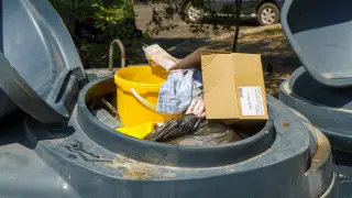 “Вонь и треш“: жители Алматы рассказали о проблемах с вывозом мусора