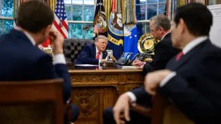 Белый дом опубликовал фото Трампа в момент звонка Путину