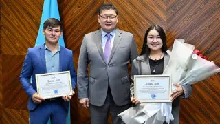 Аким области Абай наградил экоактивистов