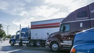 США приостановили выдачу рабочих виз иностранным дальнобойщикам