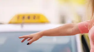 “Цены сильно выросли“: алматинцы снова ловят такси “с руки“