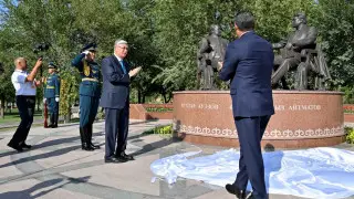 Токаев и Жапаров открыли в Бишкеке новый памятник