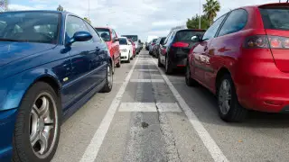 “Ни машин, ни денег“: сотни жителей Атырау обвинили автосалон в обмане