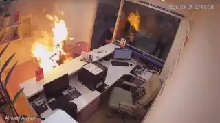 Новое видео самоподжога в Алматы: отпустил кассиршу, поговорил с полицией и вспыхнул
