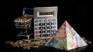 Казахстанец “теряет“ по 92 тенге в день, а банки зарабатывают на этом миллиарды – эксперт