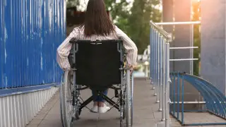 Выбросившую сыновей из окна женщину выписали из больницы