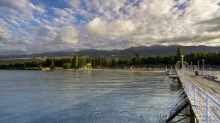 Густой дым на Иссык-Куле травит туристов, возмущаются жители