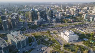 Удаленкой работников и сдвигом времени учебы хотят спасти Алматы от пробок