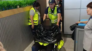 Хрипы в кабинке и пол в крови: очевидец рассказал о ЧП в аэропорту Алматы