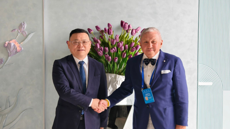 Управляющий директор подразделения коммерческой техники BYD Тянь Чунлун и основатель Astana Motors Нурлан Смагулов в Пекине. Фото: Astana Motors